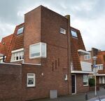 Op de hoekpunten staan stevige blokwoningen.
              <br/>
              Richard Keijzer, 2014-12-11
